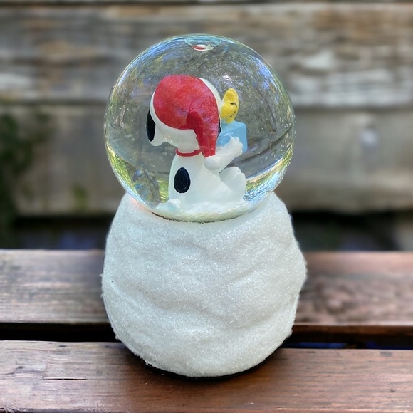 Snoopy and Woodstock light up mini snowglobe - Picture 4 of 10